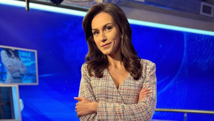 Valeria Capra - placut surprinsa de catre colegul sau! Prezentatoarea stirilor PRO TV a primit in dar un portret: „Este operator la noi, e foarte talentat” - FOTO/VIDEO