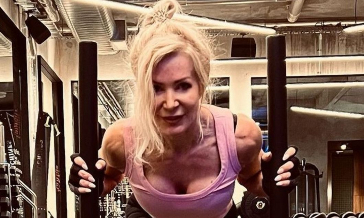 Are 64 de ani, dar primeste avansuri chiar si de la cei carora le-ar putea fi bunica! Cele doua reguli stricte urmate