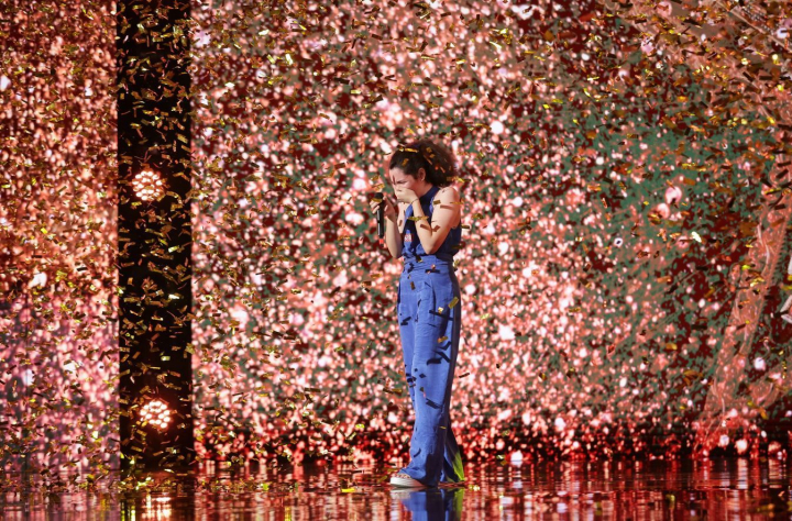 La doar 11 ani, cu o voce de aur, Carina Veghiu a reusit sa il faca pe Andi sa apese primul lui Golden Buzz din noul sezon Romanii au Talent - VIDEO