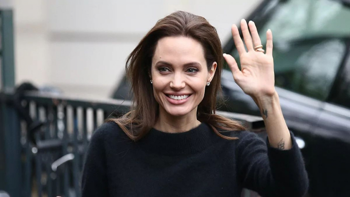 Angelina Jolie, intruchiparea gratiei si a elegantei la Paris. Cum au surprins-o paparazzi