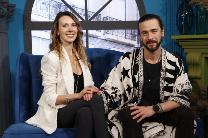 Se completeaza ca soarele si luna! Sotia lui Pasha Parfeni a scris versurile piesei pentru Eurovision: „Nu stiu, cumva in dus Iuliana scrie. Nu stiu ce magie face acolo, dar iese cu un text bunicel” - VIDEO