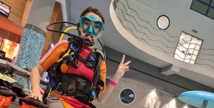 Daca iti plac senzatiile tari si vrei sa-ti depasesti limitele, diving-ul este alegerea potrivita! La Chisinau poti practica acest tip de sport intr-un bazin cu o adancime de tocmai 4 metri: „Avem copii de 10 ani, dar si oameni in varsta” - VIDEO Daca iti plac senzatiile tari si vrei sa-ti depasesti limitele, diving-ul este alegerea potrivita! La Chisinau poti practica acest tip de sport intr-un bazin cu o adancime de tocmai 4 metri: „Avem copii de 10 ani, dar si oameni in varsta” - VIDEO