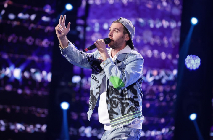 Mihaita Stan a revenit pe scena talentelor cu un roast la adresa juratilor de la Romanii au Talent. Dragos Bucur: „Ai grija ce comentarii faci, ca e si fiica mea pe aici!” - VIDEO