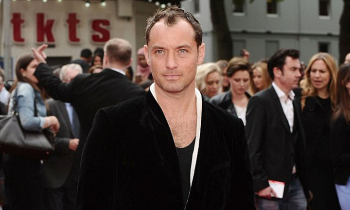 Jude Law a devenit tata pentru a saptea oara. Actorul si sotia sa au fost surprinsi pe aeroportul din Londra alaturi de nou nascut - FOTO Jude Law a devenit tata pentru a saptea oara. Actorul si sotia sa au fost surprinsi pe aeroportul din Londra alaturi de nou nascut - FOTO