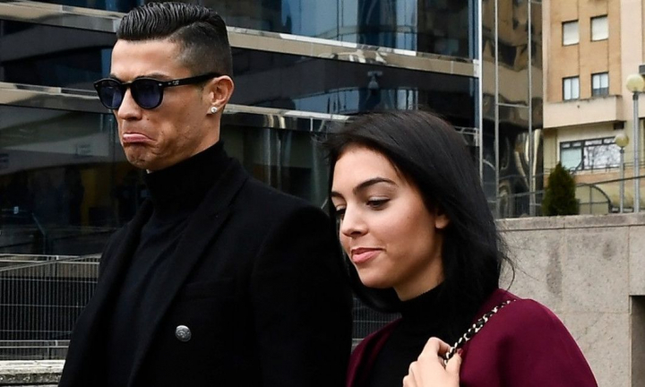 Cristiano Ronaldo si-a luat familia si a plecat definitiv din "Suita Regeasca" de 300.000€ pe luna din Riyadh Cristiano Ronaldo si-a luat familia si a plecat definitiv din "Suita Regeasca" de 300.000€ pe luna din Riyadh