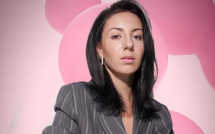O privire seducatoare - dorinta fiecarei femei! Daca iti doresti gene curbate si voluminoase, extensia acestora este solutia potrivita. Irina Sirf iti spune cum sa-ti ingrijesti corect genele dupa procedura - VIDEO