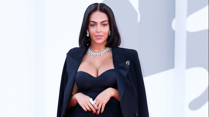 Cat incaseaza Georgina Rodriguez, iubita lui Cristiano Ronaldo, pentru un singur minut live pe internet. Suma este fabuloasa Cat incaseaza Georgina Rodriguez, iubita lui Cristiano Ronaldo, pentru un singur minut live pe internet. Suma este fabuloasa