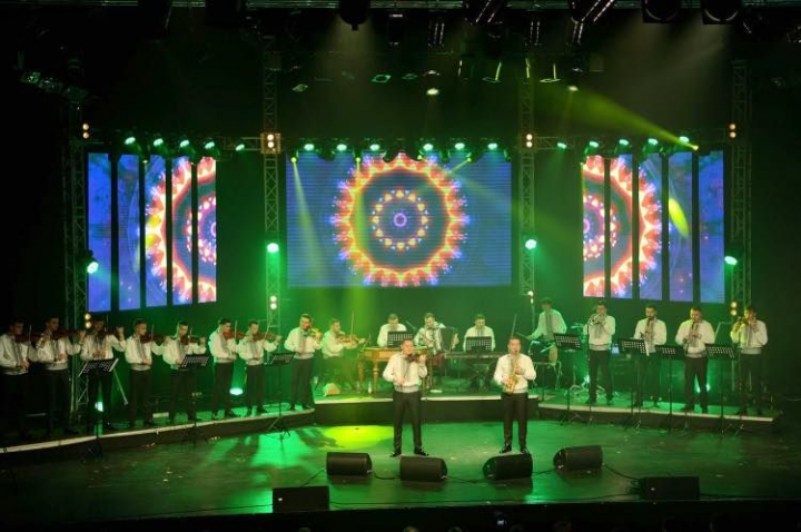 Uniti prin muzica! Orchestra Moldovlaska a ridicat spectatorii in picioare la un concert de zile mari! Vezi cum a fost evenimentul - VIDEO