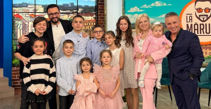 Familia Carnat - pentru a doua oara in platoul emisiunii La Maruta: „Cati Domnul imi va da, pe toti o sa-i nasc” - VIDEO Familia Carnat - pentru a doua oara in platoul emisiunii La Maruta: „Cati Domnul imi va da, pe toti o sa-i nasc” - VIDEO