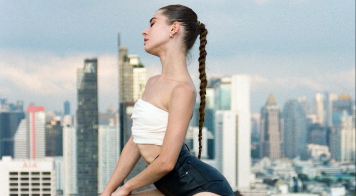 Angela Nikolau - tanara care isi risca viata pentru fotografii senzationale! Vezi ce imagine a facut in Thailanda: „Arta mea de ziua indragostitilor...” - GALERIE FOTO