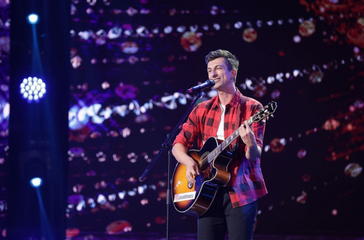 In 2018 a ajuns pana in finala Romanii au talent si a cucerit publicul cu versurile lui pline de umor! Alex Stefanescu, un nou moment viral: „Mi se pare ca sunt cel mai celebru cantaret de care nu a auzit nimeni!” - VIDEO In 2018 a ajuns pana in finala Romanii au talent si a cucerit publicul cu versurile lui pline de umor! Alex Stefanescu, un nou moment viral: „Mi se pare ca sunt cel mai celebru cantaret de care nu a auzit nimeni!” - VIDEO