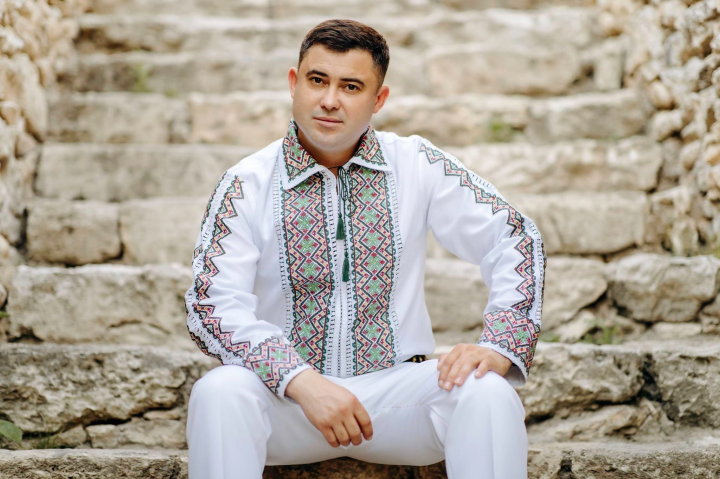 A cumparat peste 100 de buchete de flori si le-a impartit femeilor din sat. Vasile Gasitoi si-a surprins publicul de acasa cu un gest inedit - FOTO/VIDEO A cumparat peste 100 de buchete de flori si le-a impartit femeilor din sat. Vasile Gasitoi si-a surprins publicul de acasa cu un gest inedit - FOTO/VIDEO