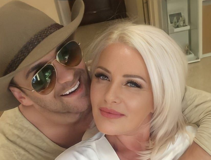N-o sa-ti vina sa crezi cati ani are mama lui Ionel Istrati! Momentul in care interpretul a felicitat-o in timpul unui concert: „Sa stii mama ca toate aceste aplauze si toate aceste multumiri sunt pentru tine” - FOTO/VIDEO