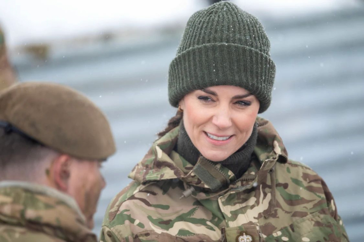 Kate Middleton, in haine de camuflaj si cu fes pe cap! Printesa a facut furori printre militari
