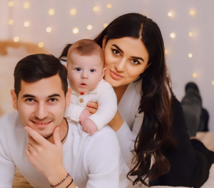 Fiul Mihaelei Tabura a implinit 6 luni! Vezi cum au sarbatorit parintii, alaturi de cumetri - VIDEO Fiul Mihaelei Tabura a implinit 6 luni! Vezi cum au sarbatorit parintii, alaturi de cumetri - VIDEO