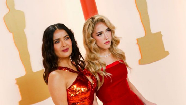 Salma Hayek, eclipsata de fiica ei pe covorul rosu la Premiile Oscar. Cat de frumoasa s-a facut Valentina, la 15 ani