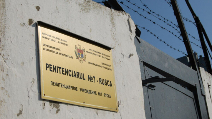 Este profesoara la penitenciarul de la Rusca si le invata pe femei sa aiba o meserie. Tatiana Gitmanenco, frizer: „Nu avem nicio frica una de alta, muncim fara supravegherea cuiva” - VIDEO Este profesoara la penitenciarul de la Rusca si le invata pe femei sa aiba o meserie. Tatiana Gitmanenco, frizer: „Nu avem nicio frica una de alta, muncim fara supravegherea cuiva” - VIDEO