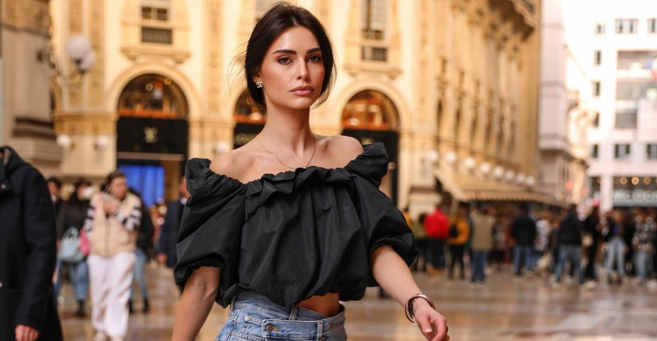 Felicia Sirbu - o adevarata fashionista! Jurnalista si-a demonstrat abilitatile stilistice in cadrul unei sedinte foto in stil paparazzi - VIDEO