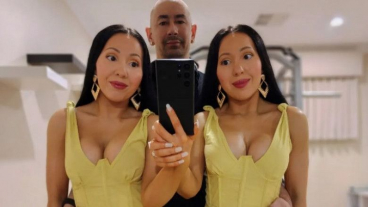 Sunt logodite cu acelasi barbat, merg la baie deodata si au acelasi job. Doua surori gemene traiesc ca si cand ar fi o singura persoana Sunt logodite cu acelasi barbat, merg la baie deodata si au acelasi job. Doua surori gemene traiesc ca si cand ar fi o singura persoana