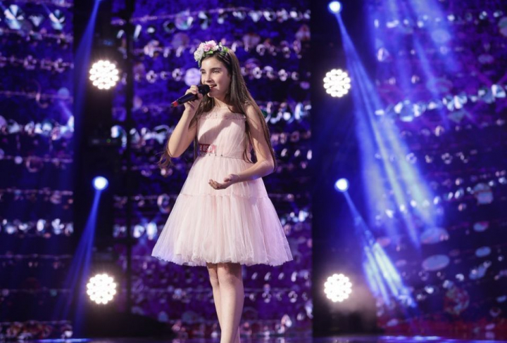 Sofia Corona, o voce plina de emotie si candoare pe scena la Romanii au Talent: „M-a dus asa intr-o poveste” - VIDEO Sofia Corona, o voce plina de emotie si candoare pe scena la Romanii au Talent: „M-a dus asa intr-o poveste” - VIDEO