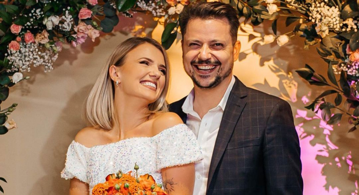 La multi ani, Alexandru Manciu! Vezi mesajul emotionant pe care l-a publicat sotia lui, Olga, pe retelele de socializare: „Pentru cineva tu esti un simplu om in intregul univers, iar pentru mine esti...” La multi ani, Alexandru Manciu! Vezi mesajul emotionant pe care l-a publicat sotia lui, Olga, pe retelele de socializare: „Pentru cineva tu esti un simplu om in intregul univers, iar pentru mine esti...”