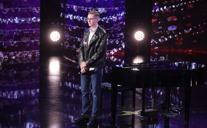 Adrian Mircescu are un talent innascut de a canta la pian. Vezi cum a evoluat acesta pe scena de la Romanii au Talent: „E o poveste ce faci acolo” - VIDEO Adrian Mircescu are un talent innascut de a canta la pian. Vezi cum a evoluat acesta pe scena de la Romanii au Talent: „E o poveste ce faci acolo” - VIDEO