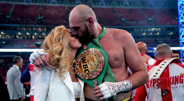 Boxerul Tyson Fury si sotia lui, la al saptelea copil. Paris Fury este insarcinata