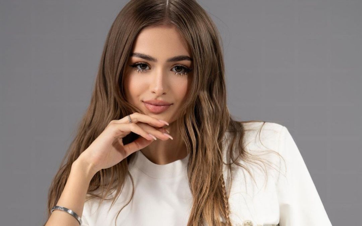 Iuliana Beregoi s-a facut blonda? Vezi ce look neobisnuit a ales interpreta pentru filmarile noului sau videoclip - VIDEO Iuliana Beregoi s-a facut blonda? Vezi ce look neobisnuit a ales interpreta pentru filmarile noului sau videoclip - VIDEO