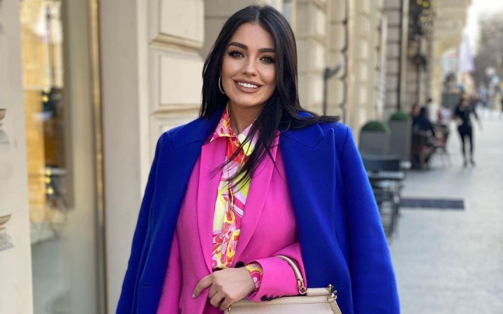 Un adevarat succes! O rochie creata de fashion bloggerita Hellen Monroe a ajuns pe un billboard din Times Square Avenue, New York - VIDEO Un adevarat succes! O rochie creata de fashion bloggerita Hellen Monroe a ajuns pe un billboard din Times Square Avenue, New York - VIDEO