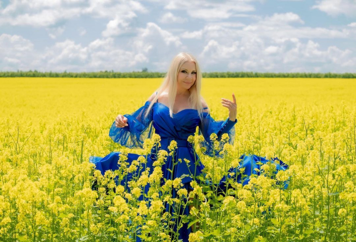 Mama lui Dan Balan, uimitoare la 65 de ani. Cu parul lung si blond, in rochii mini, tanti Ludmila are energia si silueta unei tinere - FOTO/VIDEO Mama lui Dan Balan, uimitoare la 65 de ani. Cu parul lung si blond, in rochii mini, tanti Ludmila are energia si silueta unei tinere - FOTO/VIDEO