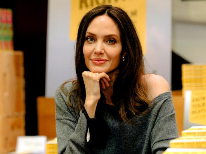 Cum planuieste Angelina Jolie sa-si extinda sursele de venit. O sursa apropiata a dezvaluit totul: „Rotile s-au pus in miscare!” Cum planuieste Angelina Jolie sa-si extinda sursele de venit. O sursa apropiata a dezvaluit totul: „Rotile s-au pus in miscare!”