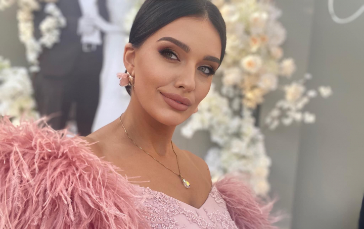 A facut senzatie la nunta cu rochia ei care cantarea 25 de kilograme! Vezi cu ce recomandari vine fashion bloggerita, Hellen Monroe, pentru viitoarele mirese - VIDEO A facut senzatie la nunta cu rochia ei care cantarea 25 de kilograme! Vezi cu ce recomandari vine fashion bloggerita, Hellen Monroe, pentru viitoarele mirese - VIDEO