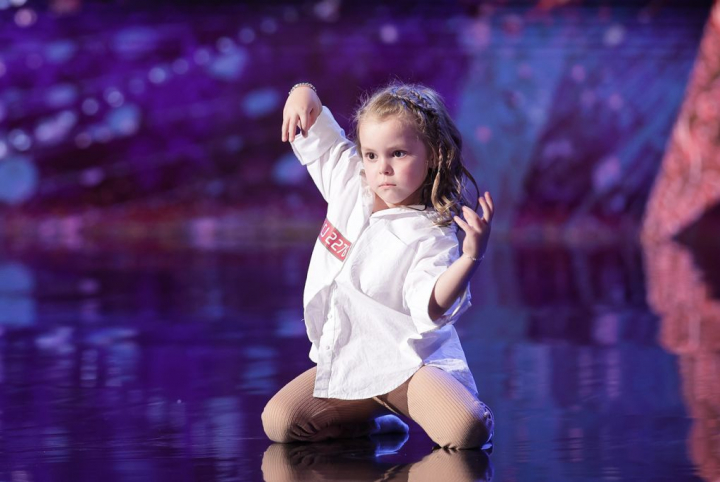 Amira Olosutean a primit GOLDEN BUZZ de la Andi, juratul de la Romanii au Talent in acest sezon magic. Vezi momentul - VIDEO Amira Olosutean a primit GOLDEN BUZZ de la Andi, juratul de la Romanii au Talent in acest sezon magic. Vezi momentul - VIDEO