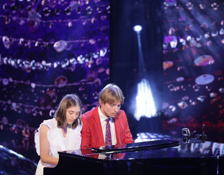 Cu un talent nativ pentru muzica, Ana si Matei Arhire au facut show pe scena Romanii au Talent - VIDEO Cu un talent nativ pentru muzica, Ana si Matei Arhire au facut show pe scena Romanii au Talent - VIDEO