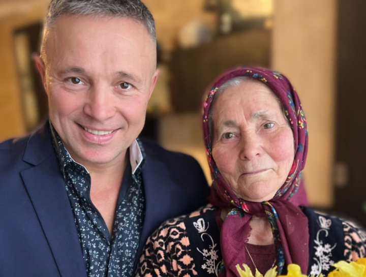 Mama avocatului Teodor Carnat a implinit 80 de ani! Vezi cum a fost felicitata si cat de mult s-a emotionat - VIDEO Mama avocatului Teodor Carnat a implinit 80 de ani! Vezi cum a fost felicitata si cat de mult s-a emotionat - VIDEO