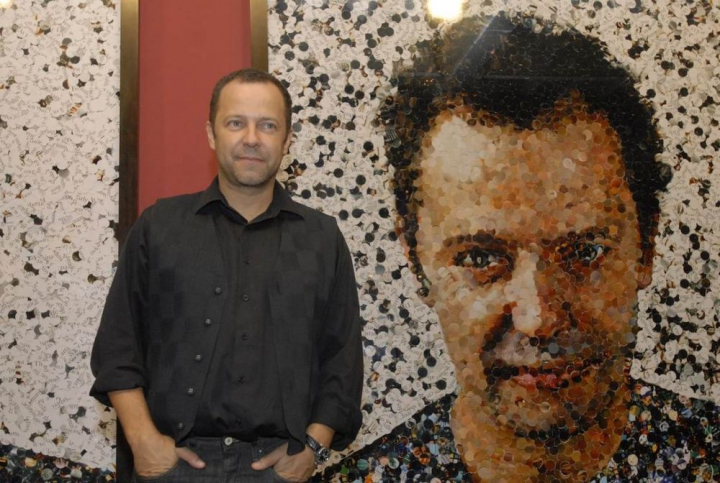 Vic Munis transforma gunoiul in arta! Vezi cum i-a reusit pictorului sa ofere o viata mai buna oamenilor care munceau la colectarea si reciclarea deseurilor - VIDEO Vic Munis transforma gunoiul in arta! Vezi cum i-a reusit pictorului sa ofere o viata mai buna oamenilor care munceau la colectarea si reciclarea deseurilor - VIDEO