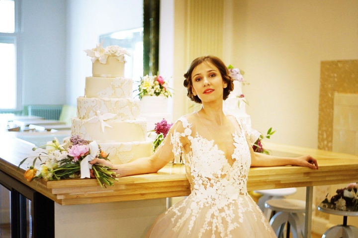 Impresionant! Tort in forma de rochie cu o greutate de 131 de kilograme a intrat in cartea recordurilor Guinness. Poate fi chiar imbracat - VIDEO Impresionant! Tort in forma de rochie cu o greutate de 131 de kilograme a intrat in cartea recordurilor Guinness. Poate fi chiar imbracat - VIDEO