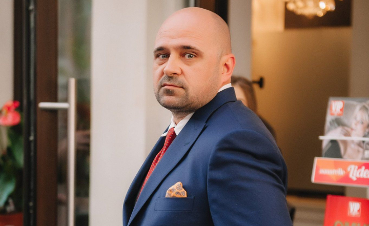 Si-a scris cartea de debut in doar 2 luni! Afla de la jurnalistul Marcel Toma care este mesajul romanului sau: „Nu este scrisa dupa unele rigori scriitoricesti” - VIDEO Si-a scris cartea de debut in doar 2 luni! Afla de la jurnalistul Marcel Toma care este mesajul romanului sau: „Nu este scrisa dupa unele rigori scriitoricesti” - VIDEO