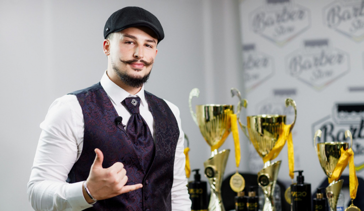 A devenit celebru pe TikTok datorita pasiunii neordinare pe care o are! Afla povestea frizerului Virgil Boldor - cel care tunde gratis persoane fara adapost din Romania - VIDEO A devenit celebru pe TikTok datorita pasiunii neordinare pe care o are! Afla povestea frizerului Virgil Boldor - cel care tunde gratis persoane fara adapost din Romania - VIDEO