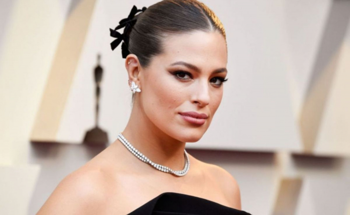 Modelul plus size, Ashley Graham - fotografii in costum de baie din diferite unghiuri - FOTO