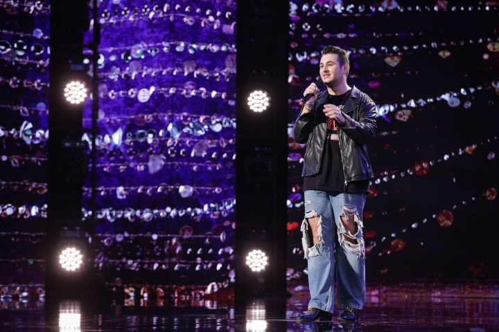 Multitalent etalat de Vladimir Tataru care imbina cu success cantatul, make-up-ul si design-ul vestimentar, pe scena talentelor - VIDEO