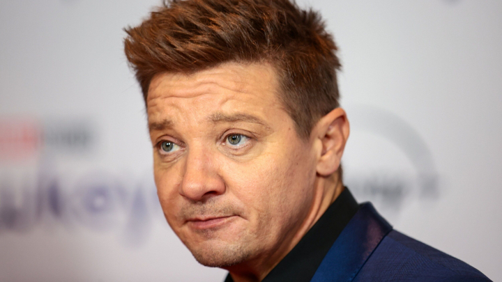 Jeremy Renner - prima aparitie in public dupa accidentul grav pe care l-a suportat - FOTO Jeremy Renner - prima aparitie in public dupa accidentul grav pe care l-a suportat - FOTO