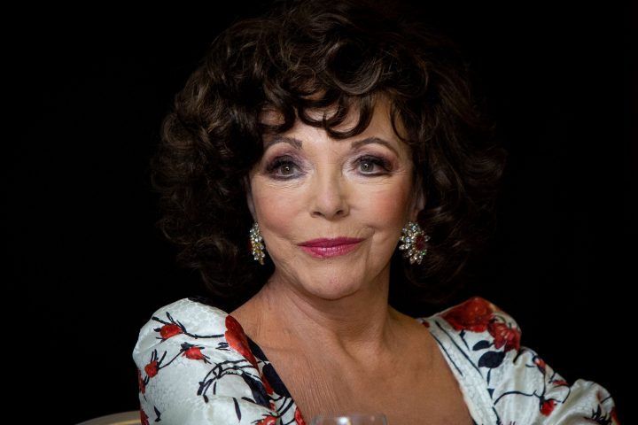 Intr-o luna implineste 90 de ani, dar se imbraca la fel ca o pustoaica. Joan Collins, in pantaloni mulati si geaca de piele - FOTO Intr-o luna implineste 90 de ani, dar se imbraca la fel ca o pustoaica. Joan Collins, in pantaloni mulati si geaca de piele - FOTO