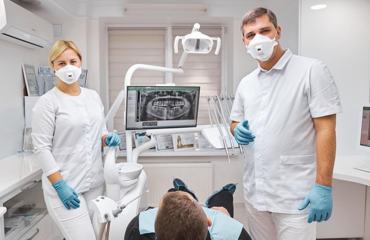 Albirea dentara in doar 10 minute! Sfaturi pentru un zambet frumos de la stomatologi: „In primul rand, albirea dentara se recomanda pacientilor care...” - VIDEO Albirea dentara in doar 10 minute! Sfaturi pentru un zambet frumos de la stomatologi: „In primul rand, albirea dentara se recomanda pacientilor care...” - VIDEO