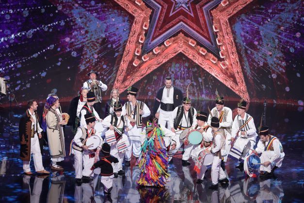 Ansamblul Fageteana a adus traditiile stramosesti pe scena Romanii au Talent - VIDEO Ansamblul Fageteana a adus traditiile stramosesti pe scena Romanii au Talent - VIDEO