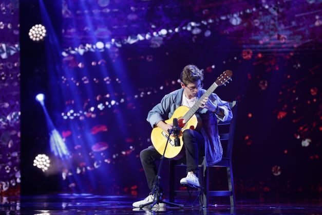 Andi: „Ai adus pacea in sufletele noastre”. Sala de la Romanii au Talent s-a cufundat intr-o liniste deplina cand elevul de 15 ani, David Gojkovic, a inceput sa cante la chitara - VIDEO