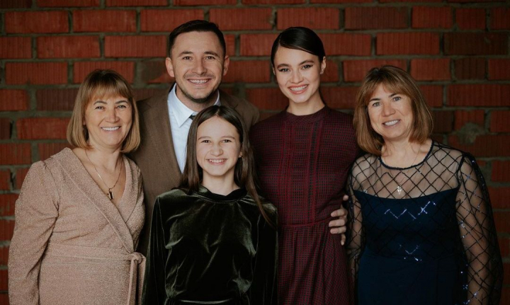 „Eu mereu sunt la Negureni alaturi de familie, alaturi de oameni dragi”! Vezi ce traditii respecta cu sfintenie, Emilian Cretu, in ziua de Pasti - VIDEO „Eu mereu sunt la Negureni alaturi de familie, alaturi de oameni dragi”! Vezi ce traditii respecta cu sfintenie, Emilian Cretu, in ziua de Pasti - VIDEO