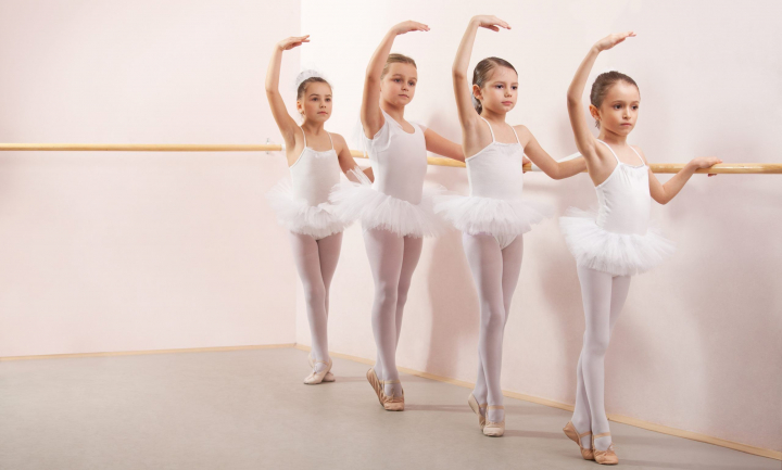 Vrei ca piciul tau sa ajunga pe scenele mari? Baletul este alegerea potrivita. Afla de la ce varsta se poate practica acest tip de dans, dar si care sunt avantajele lui - VIDEO Vrei ca piciul tau sa ajunga pe scenele mari? Baletul este alegerea potrivita. Afla de la ce varsta se poate practica acest tip de dans, dar si care sunt avantajele lui - VIDEO