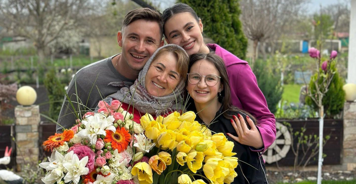 Flori, cadouri si lacrimi de fericire! Vezi de ce surpriza a avut parte mama lui Emilian Cretu cu ocazia zilei sale de nastere - VIDEO Flori, cadouri si lacrimi de fericire! Vezi de ce surpriza a avut parte mama lui Emilian Cretu cu ocazia zilei sale de nastere - VIDEO