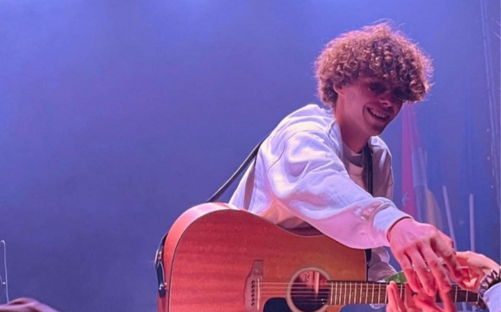 Si-a inceput cariera la Romanii au Talent! Vezi ce a povestit interpretul Bakota despre premiera sa: „Prin Eva am vrut sa redau...” - VIDEO Si-a inceput cariera la Romanii au Talent! Vezi ce a povestit interpretul Bakota despre premiera sa: „Prin Eva am vrut sa redau...” - VIDEO